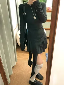 Détail du collier étoile porté avec une robe noire de style Dark Academia chic