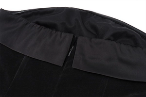 Vista detallada de la cremallera invisible y la tela de terciopelo negro del vestido palabra de honor