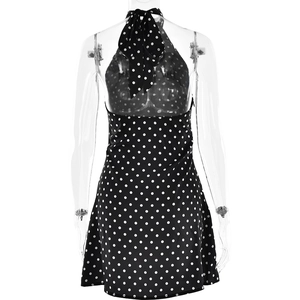 Détail d'une mini robe noire à pois avec dos nu licou et conception à lacets arrière