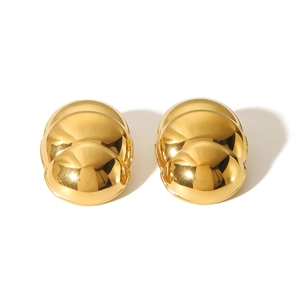 Boucles d'oreilles dorées empilées avec finition miroir polie et design minimaliste chic