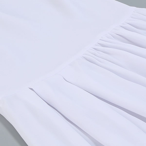 Detailansicht der weißen Plissee-Chiffon-Struktur mit feiner Textur und klaren Falten