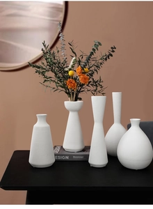 Set aus fünf weißen Keramikvasen mit horizontaler Rippentextur im modernen minimalistischen Stil
