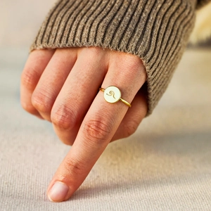 Anello minimalista in argento S925 dorato con piastra rotonda a onde sul dito