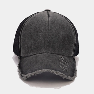 Dettaglio del cappello trucker vintage in denim con rete e finitura usurata