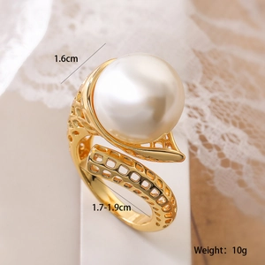 Detail view of 18K gold ring with a 1.6cm pearl, showing size and weight specs