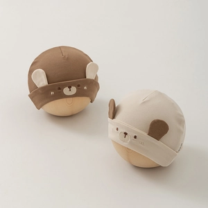 Détail de bonnets en tricot pour bébé avec oreilles 3D et broderie d'ours mignonne