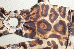 Détail de l'imprimé léopard montrant les coutures fines et la texture du tissu de l'ensemble