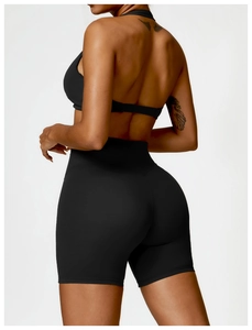 Détail du short de sport noir taille haute avec coutures sans coutures de qualité