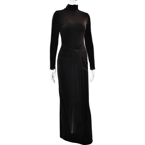 Détail d'une robe noire à manches longues avec col montant et nœud à la taille