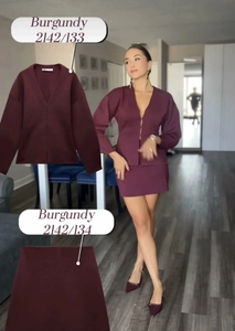 Détail d'un ensemble bordeaux avec cardigan col V et mini-jupe en maille côtelée