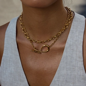 Détail du collier double couche en acier titane doré avec fermoir sur mannequin