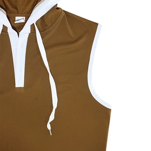Détail d'un haut sans manches à capuche pour homme avec patte de boutonnage et tissu mesh