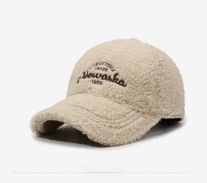 Détail de la casquette de baseball en sherpa crème avec broderie vintage Newaska 1985