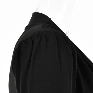 Detailaufnahme der gerüffelten Schulter und Falten eines schwarzen Langarmbodys
