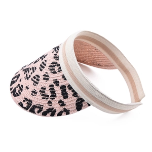 Detalle de la visera de paja con estampado de leopardo rosa y banda elástica ajustable