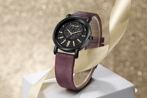 Gros plan de la montre YOLAKO femme avec cadran strass sur soie et décor cadeau