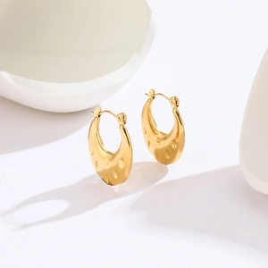 Minimalistische 18k goldene Creolen in Halbmondform mit strukturierter Hammerschlag-Optik