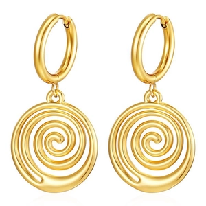 Dettaglio di orecchini huggie in acciaio placcato oro 18K con motivo a rilievo spirale