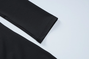 Detail der schwarzen Ärmelmanschette mit hochwertiger Stricktextur und Doppelsteppnaht