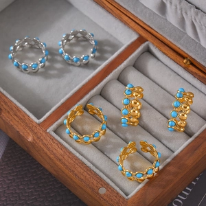 Anello aperto a doppio strato in acciaio al titanio con turchese blu e design intrecciato