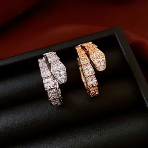 Bagues serpent ouvertes luxueuses serties de zircons en finitions argent et or rose