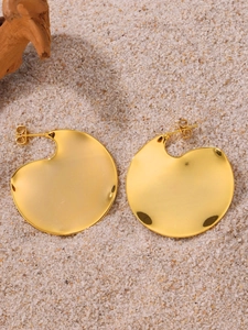 Détails de boucles d'oreilles géométriques irrégulières en acier plaqué or sur sable