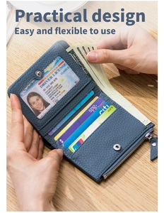 Detalle de billetera de cuero azul oscuro con bloqueo RFID y compartimento abierto