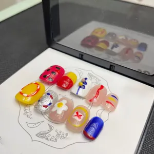 Faux ongles courts faits main avec motifs œufs colorés et art 3D style dopamine