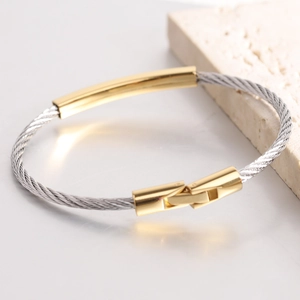 Nahaufnahme von 5mm geflochtenem Kabelarmband mit vergoldeter Metallschließe-Detail