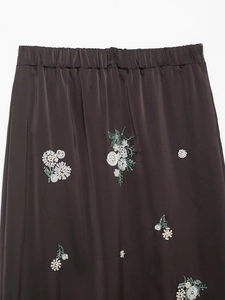 Détails de la jupe en satin marron foncé avec broderie de paillettes et taille élastique