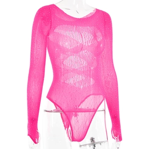 Détail d'un body rose à manches longues en maille transparente avec des strass brillants