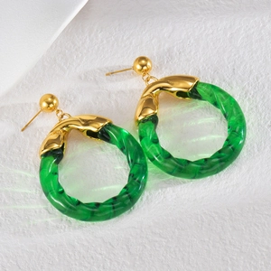 Boucles d'oreilles créoles torsadées dorées avec anneaux en résine vert émeraude