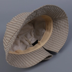 Vue détaillée de l'intérieur d'un chapeau de pêcheur à carreaux avec bande anti-sueur