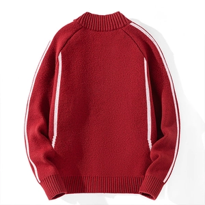Rote Herrenstrickjacke mit Stehkragen, Reißverschluss und weißen Streifen am Ärmel