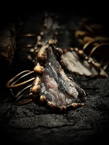 Vue macro d'une bague vintage en bronze avec agate solaire brute et bordure en cuivre artisanal