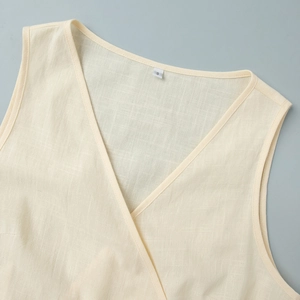 Gros plan sur robe en coton sans manches avec col en V texture lin et étiquette de taille S