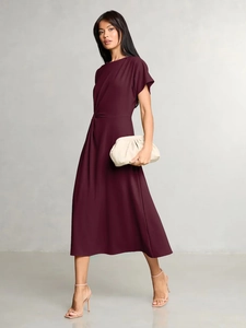 Kurzärmeliges tiefviolettes Midikleid mit seitlichen Falten und Taillierung