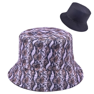 Detalle de estampado de serpiente tie-dye y sombrero de pescador reversible negro