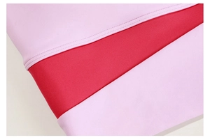 Détail des coutures roses et rouges sur le soutien-gorge de sport à double couture