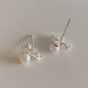 Elegant S925 sterling silver stud earrings featuring round pearls and sparkling cubic zirconia