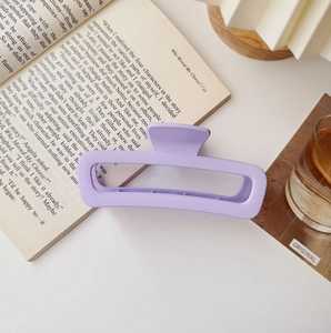 Dettaglio macro della maxi pinza per capelli lavanda opaca in un set lifestyle