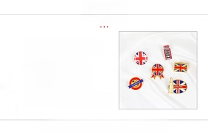 Détail de pins thème Londres avec Big Ben et cabine téléphonique sur soie blanche