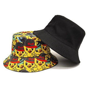 Ensemble de bobs tendance en noir et jaune avec motifs de canards de dessin animé