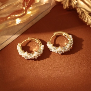Dettaglio degli orecchini a cerchio placcati oro 14K con micro perle e cristalli di zircone