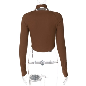 Vista posteriore di un crop top marrone a maniche lunghe in maglia a coste con orlo curvo