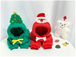 Detail der roten und grünen Weihnachts-Hunde-Hoodies mit Fleece-Stickerei-Motiven