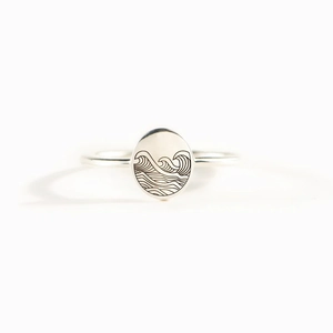 Minimalistischer Ring aus S925 Sterlingsilber mit polierter Wellengravur auf weißem Grund