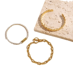 Parure 3 pièces plaqué or 18k avec bracelet rivière, chaîne et jonc texturé doré