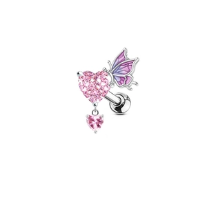 Dettaglio di piercing in argento con cristalli a cuore rosa e ciondolo a farfalla viola
