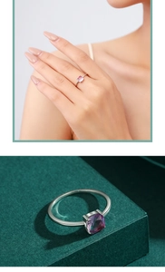 Detail eines s925 Silberrings mit quadratischem lila Edelstein in einer Premium-Schmuckbox
